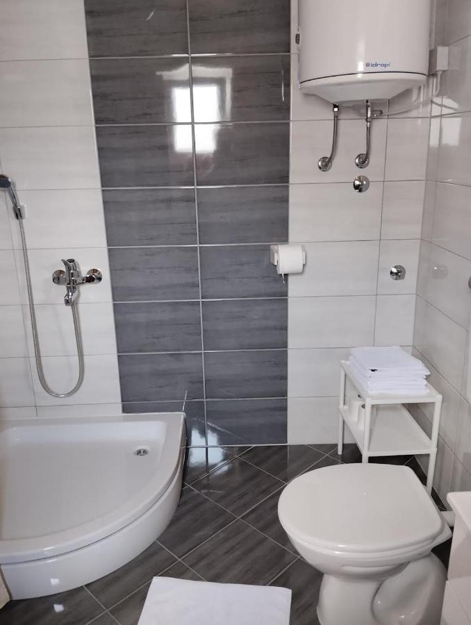 Ruza I Natalija Apartment Karlobag