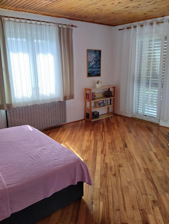 Ruza I Natalija Apartment Karlobag